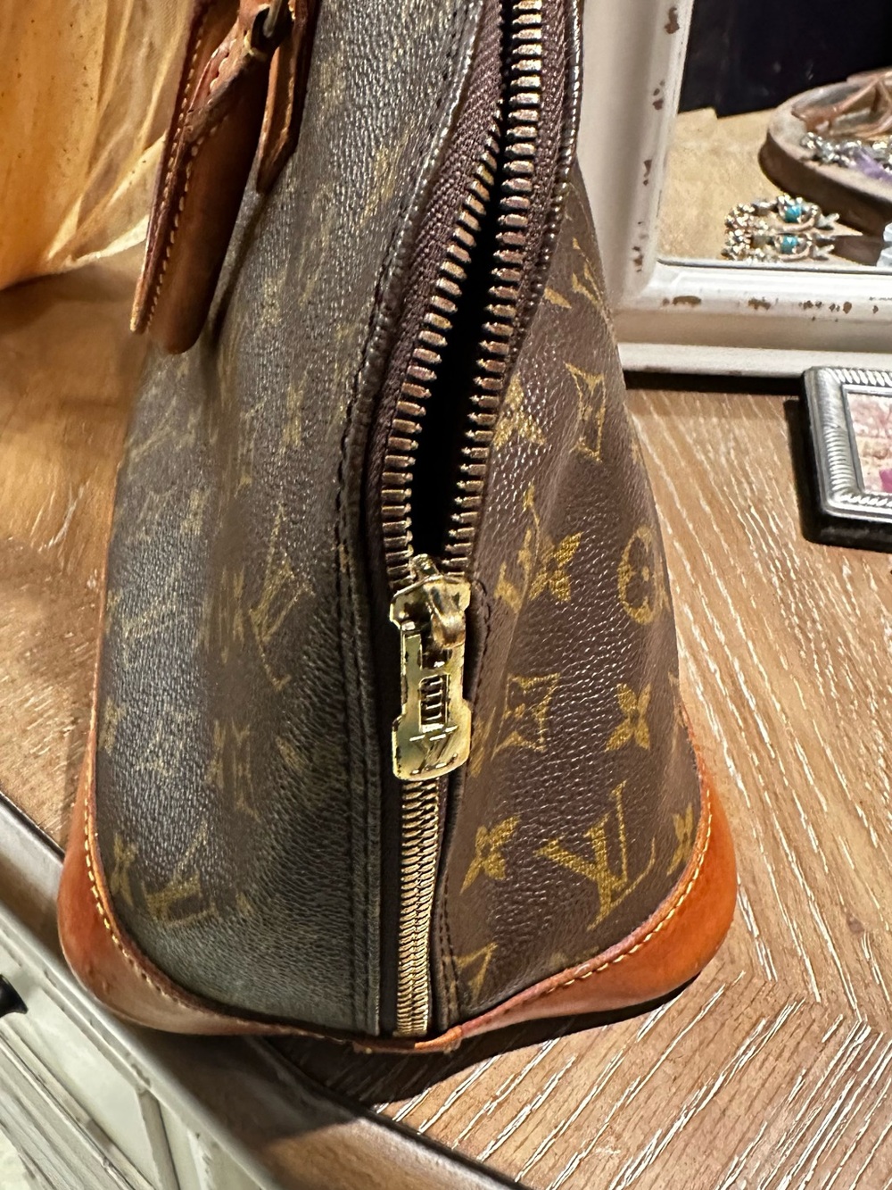 Louis Vuitton Alma - Picture 10 of 11